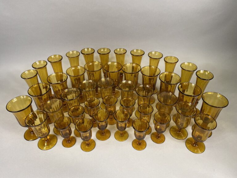 BIOT - Partie de service en verre ambre à côtes vénitiennes comprenant 11 verre…