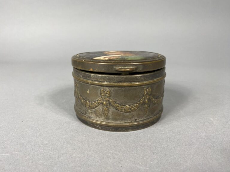 Boîte à bijoux de forme ronde en métal argenté à décor de guirlandes suspendues…