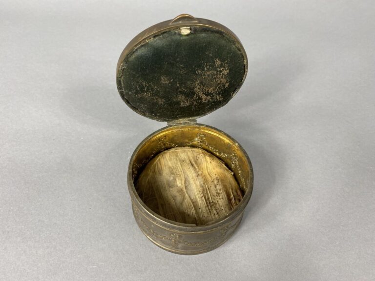 Boîte à bijoux de forme ronde en métal argenté à décor de guirlandes suspendues…