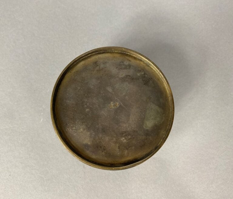 Boîte à bijoux de forme ronde en métal argenté à décor de guirlandes suspendues…