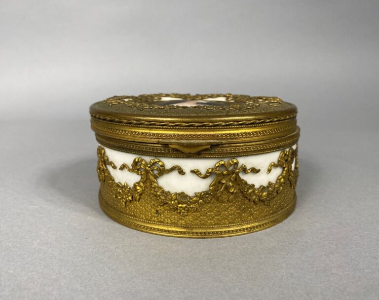 Boîte à bijoux de forme ronde en porcelaine et monture en bronze doré ciselé à…