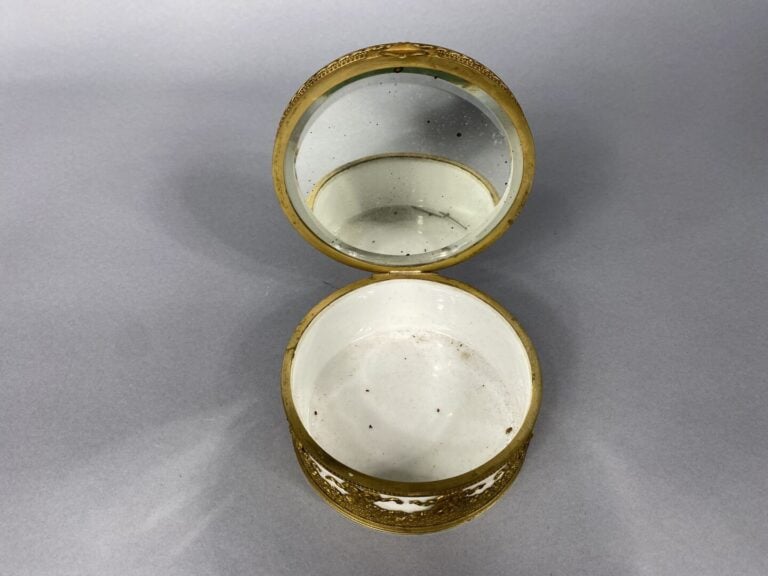 Boîte à bijoux de forme ronde en porcelaine et monture en bronze doré ciselé à…