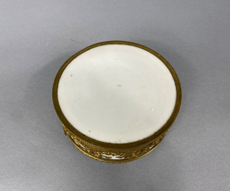 Boîte à bijoux de forme ronde en porcelaine et monture en bronze doré ciselé à…