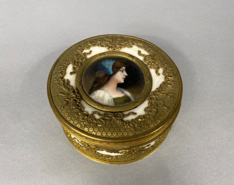 Boîte à bijoux de forme ronde en porcelaine et monture en bronze doré ciselé à…