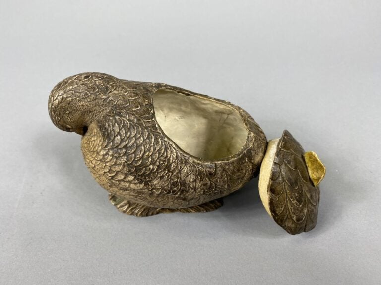 Boîte en forme de caille en barbotine ou en faïence fine - Période Art Déco des…