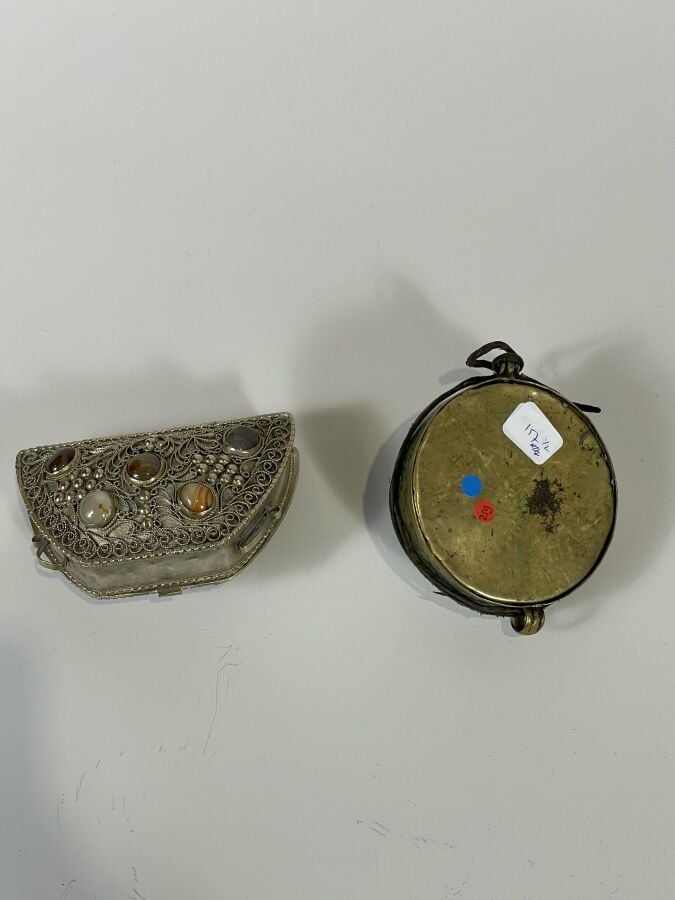 Boîte reliquaire circulaire en argent bas-titre à motif repoussé rayonnant sert…
