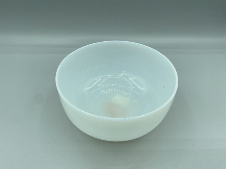 Bol en opaline de cristal savonneuse. Etiquette sous la base portant la mention…