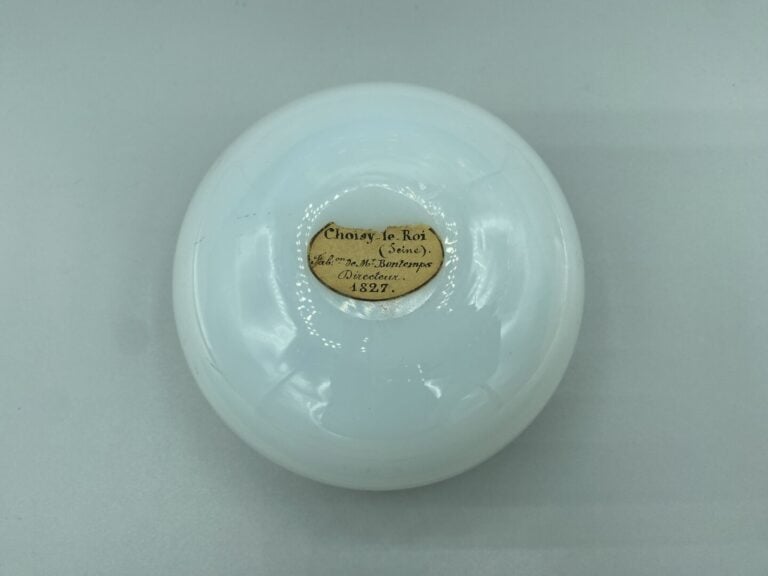 Bol en opaline de cristal savonneuse. Etiquette sous la base portant la mention…