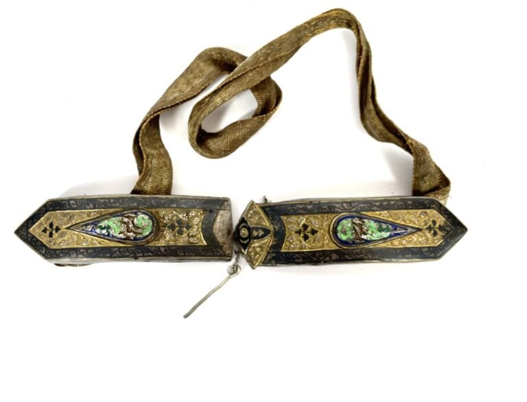 Boucle de ceinture en argent bas titre niellé et doré à motifs floraux et incru…