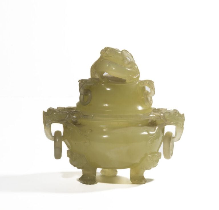 Brûle-parfum en pierre dure verte à deux anses.Hauteur : 14 cm