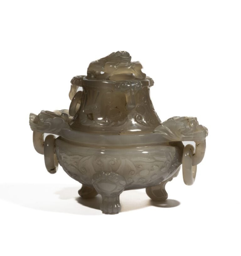 Brûle-parfum tripode probablement en agate sculptée de chiens de Fo. Hauteur :…