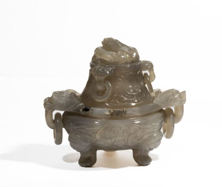 Brûle-parfum tripode probablement en agate sculptée de chiens de Fo. Hauteur :…
