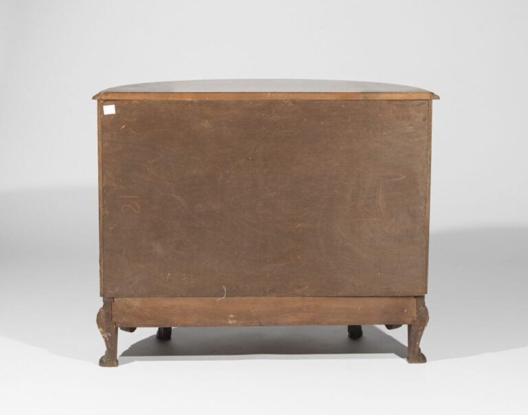 Buffet demi-lune en bois de placage, ouvrant par deux portes pleines en façade…
