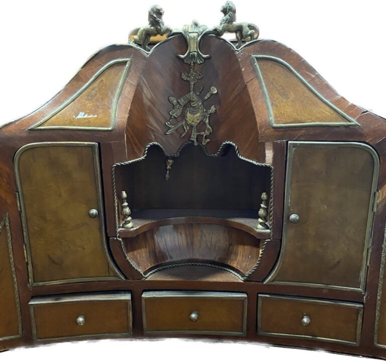 Bureau bonheur du jour en bois de placage à décor d'une marqueterie de cubes, o…