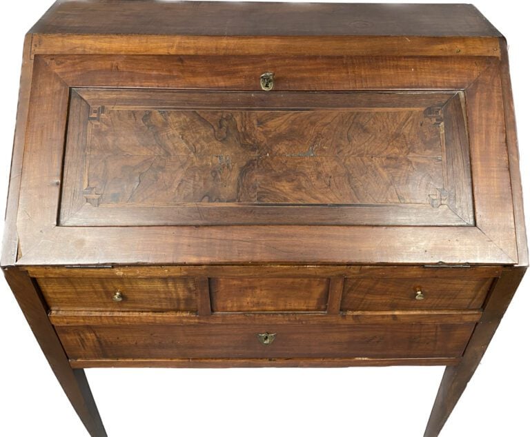 Bureau de pente en noyer et placage de noyer à décor marqueté de filets, ouvran…