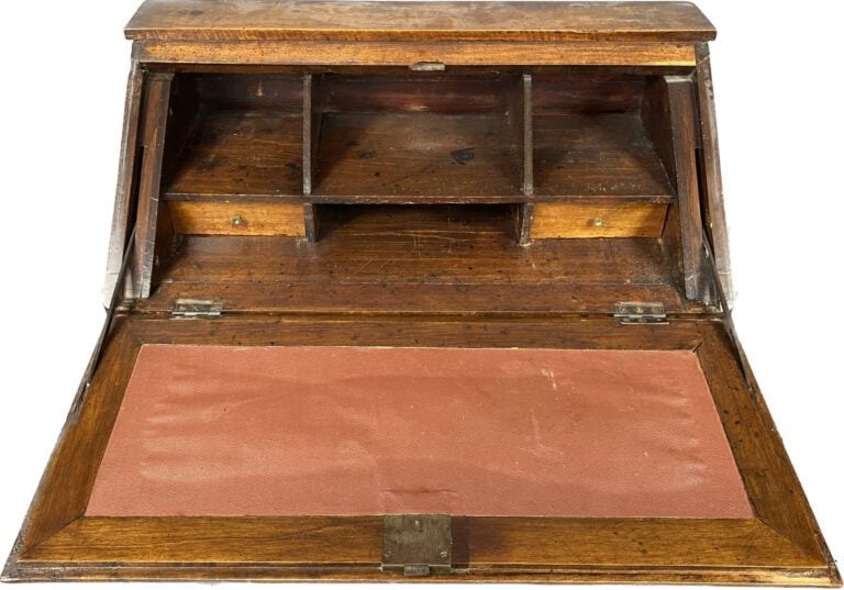 Bureau de pente en noyer et placage de noyer à décor marqueté de filets, ouvran…