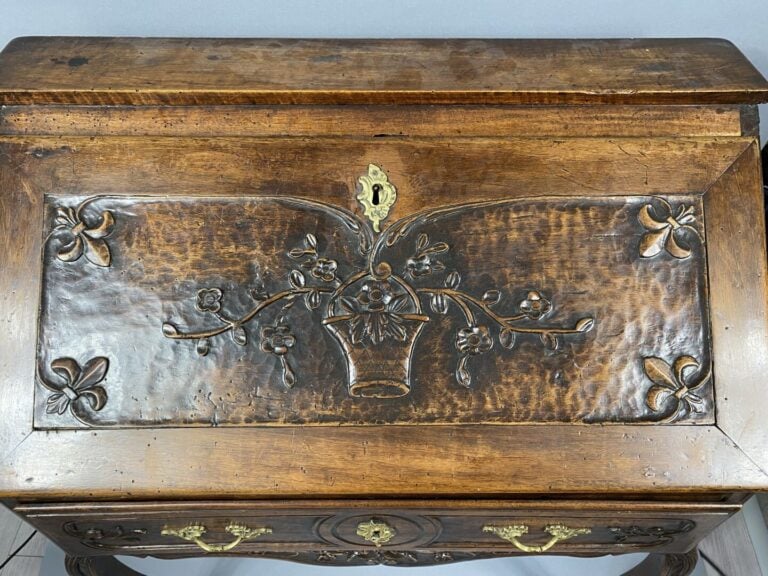 Bureau de pente en noyer mouluré et sculpté à décor de corbeille fleurie suspen…