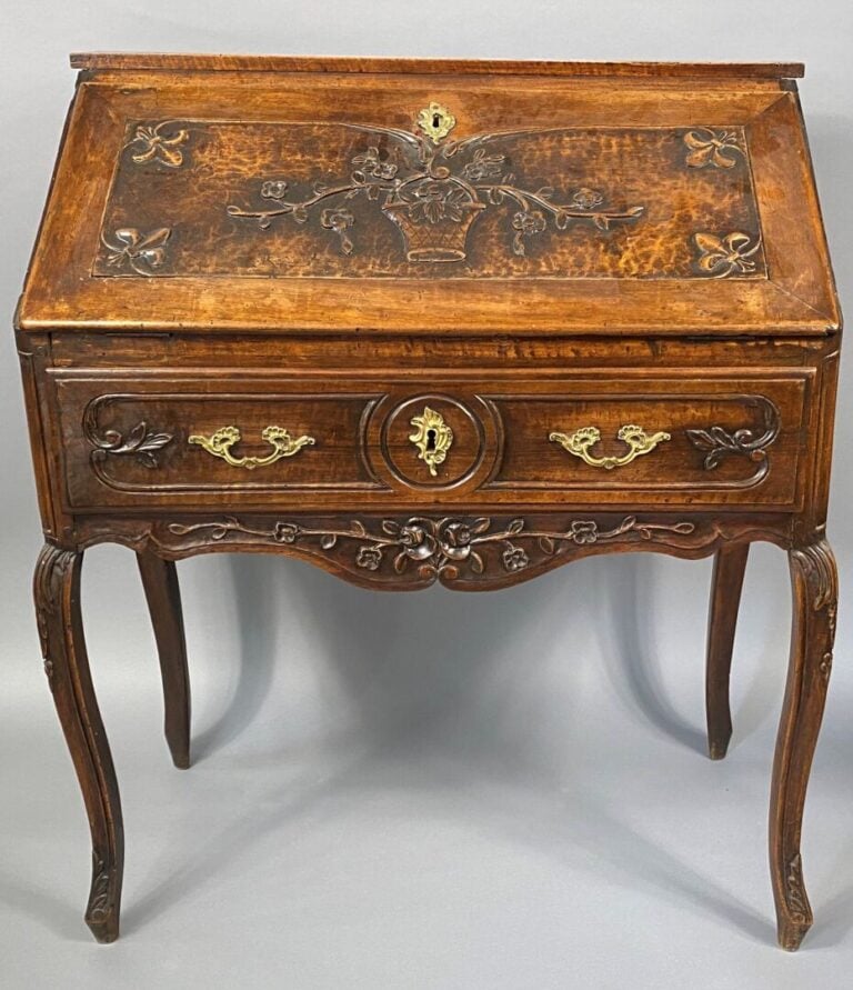Bureau de pente en noyer mouluré et sculpté à décor de corbeille fleurie suspen…