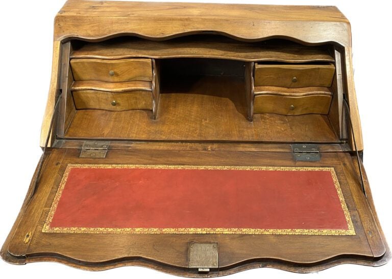 Bureau de pente en noyer ouvrant à trois tiroirs en ceinture et un abattant déc…