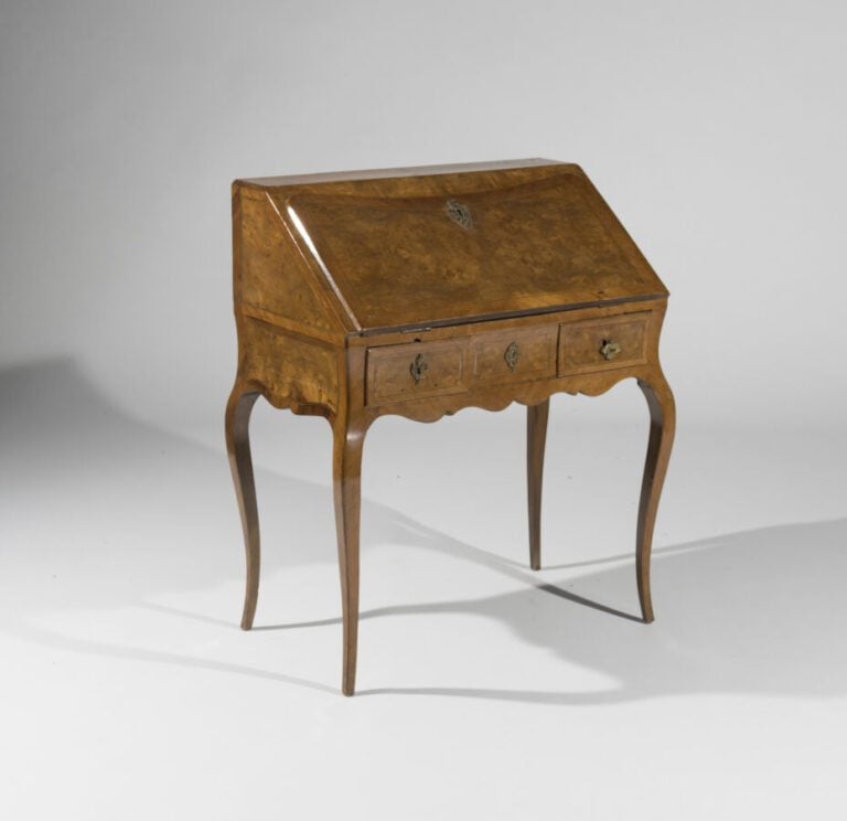 Bureau de pente en placage de loupe ouvrant par un abattant, quatre tiroirs et…
