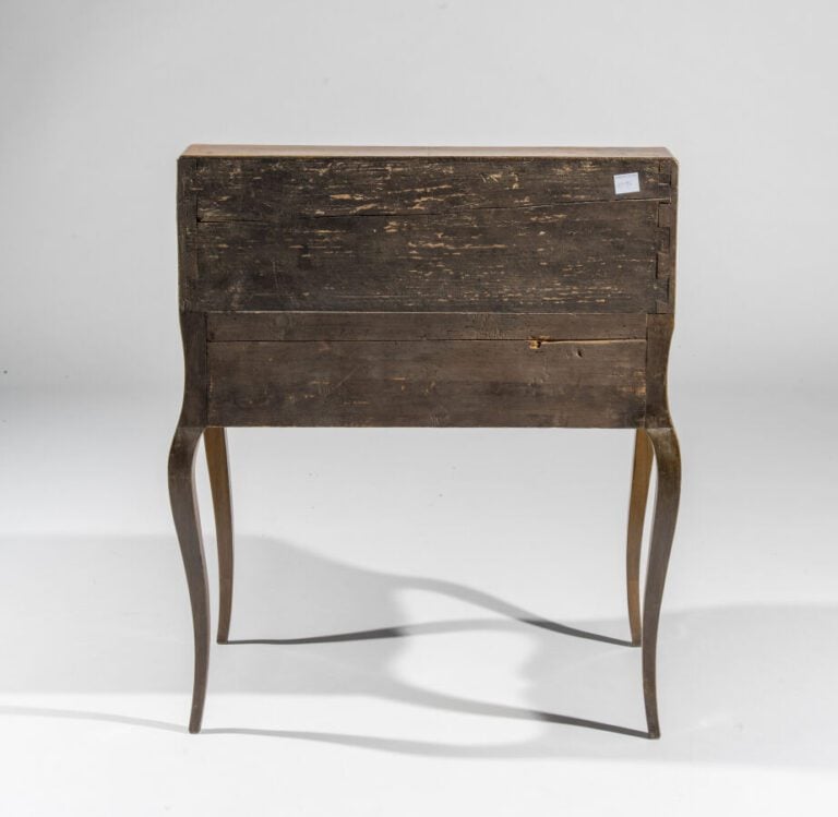 Bureau de pente en placage de loupe ouvrant par un abattant, quatre tiroirs et…