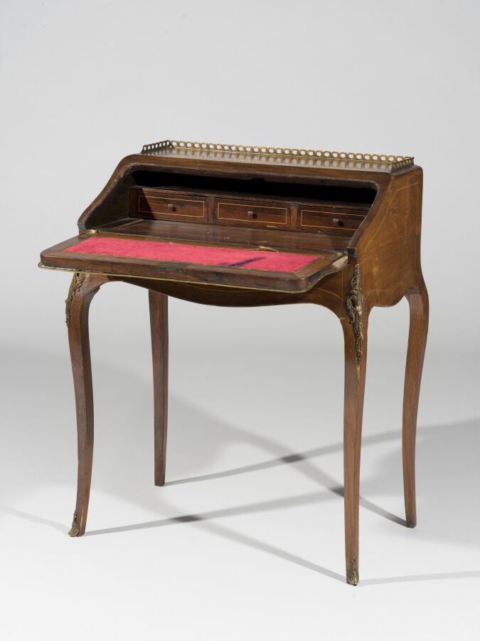 Bureau dos d'âne en placage de marqueterie à décor floral ouvrant par un abatta…