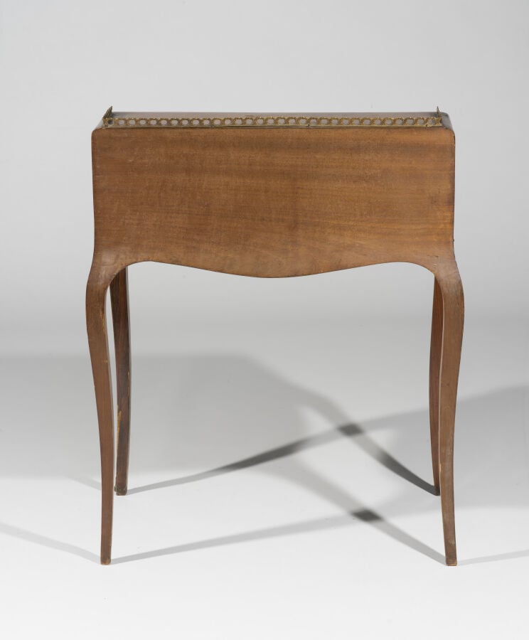 Bureau dos d'âne en placage de marqueterie à décor floral ouvrant par un abatta…