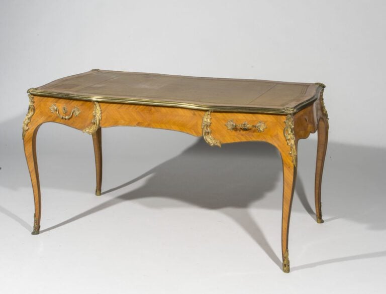 Bureau plat en placage de marqueterie ouvrant par trois tiroirs en ceinture ; p…
