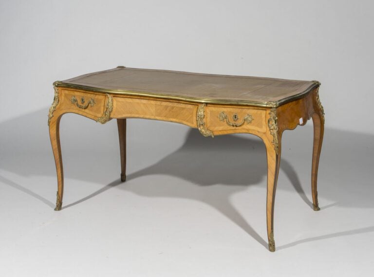 Bureau plat en placage de marqueterie ouvrant par trois tiroirs en ceinture ; p…