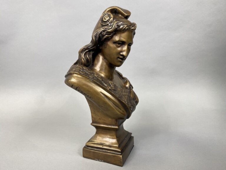 Buste de Marianne en bronze à patine médaille, pose sur un piédouche - H : 36 c…