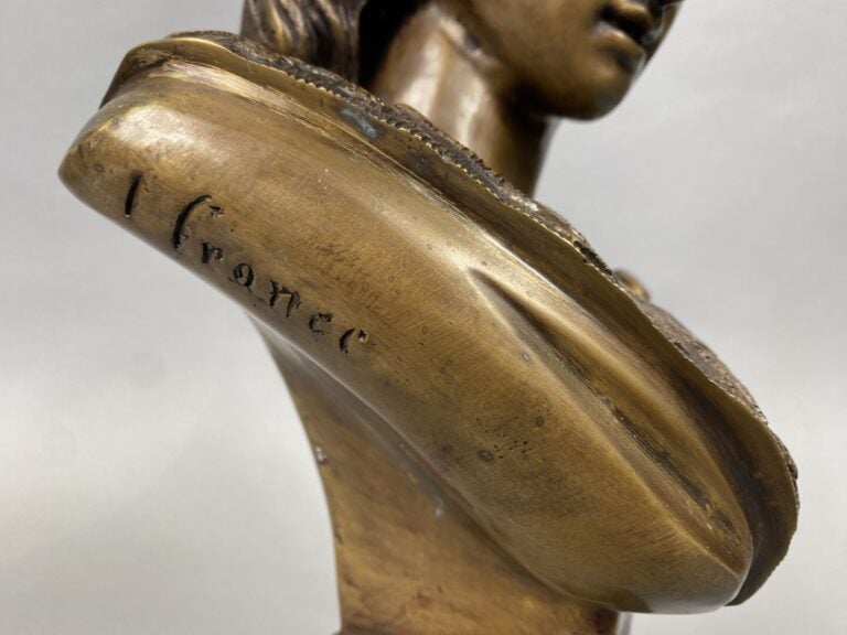 Buste de Marianne en bronze à patine médaille, pose sur un piédouche - H : 36 c…