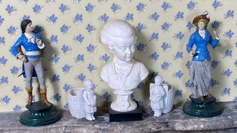 Buste de Mozart enfant en résine. - On y joint un Incroyable et une Merveilleus…