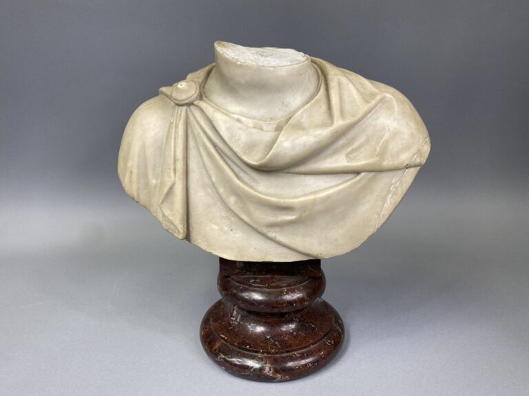 Buste de notable drapé à l'antique en marbre blanc sculpté - Socle de marbre ro…
