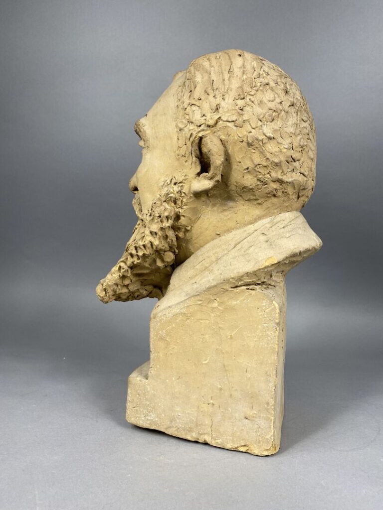 Buste en terre cuite figurant une tête d'homme barbu - H : 43 cm - (petits manq…