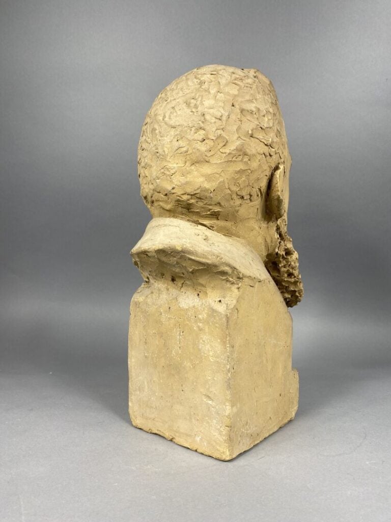 Buste en terre cuite figurant une tête d'homme barbu - H : 43 cm - (petits manq…