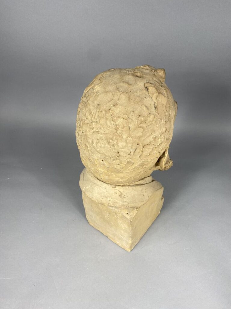 Buste en terre cuite figurant une tête d'homme barbu - H : 43 cm - (petits manq…