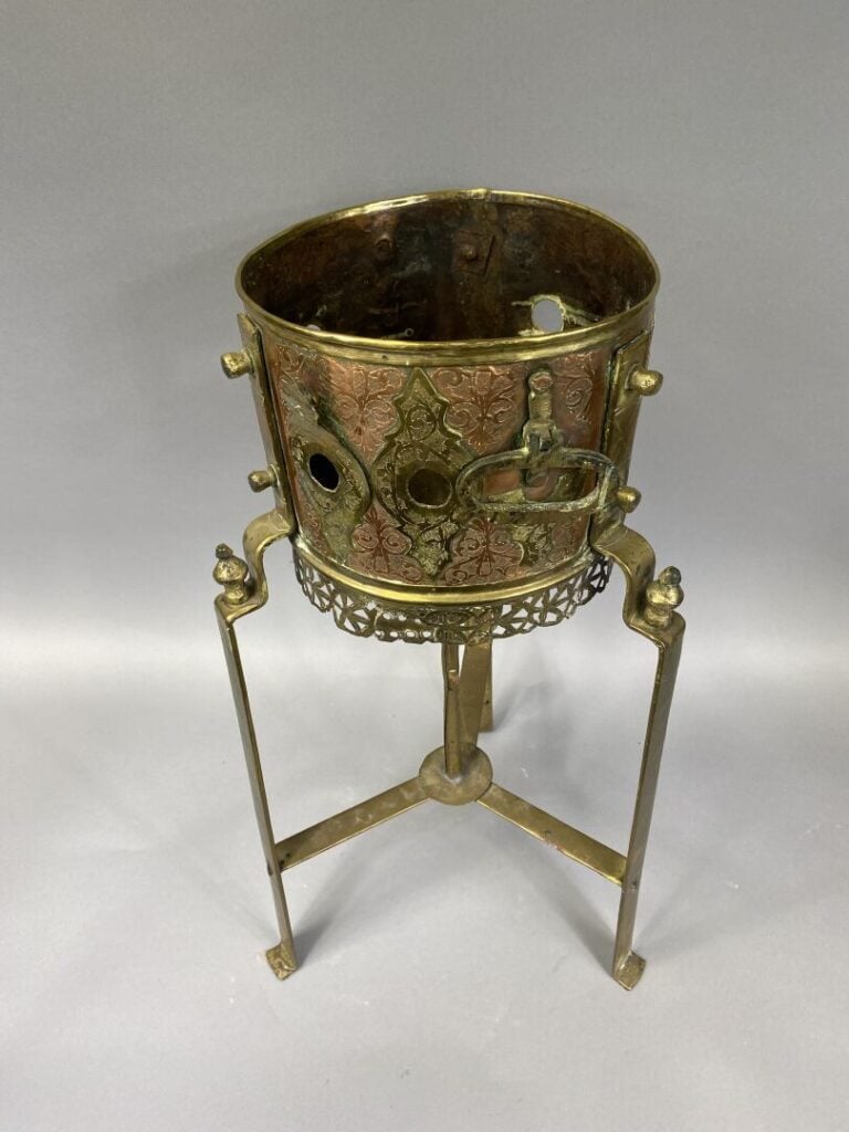Cache-pot en cuivre et laiton ajouré et à décor de motifs géométriques stylisés…