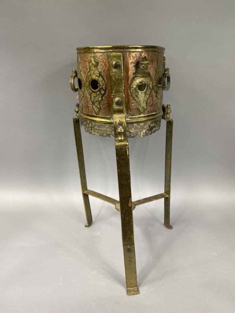 Cache-pot en cuivre et laiton ajouré et à décor de motifs géométriques stylisés…