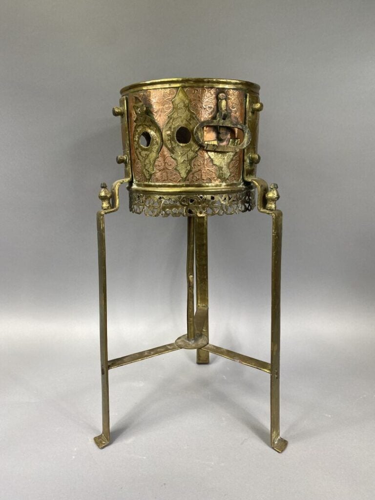 Cache-pot en cuivre et laiton ajouré et à décor de motifs géométriques stylisés…