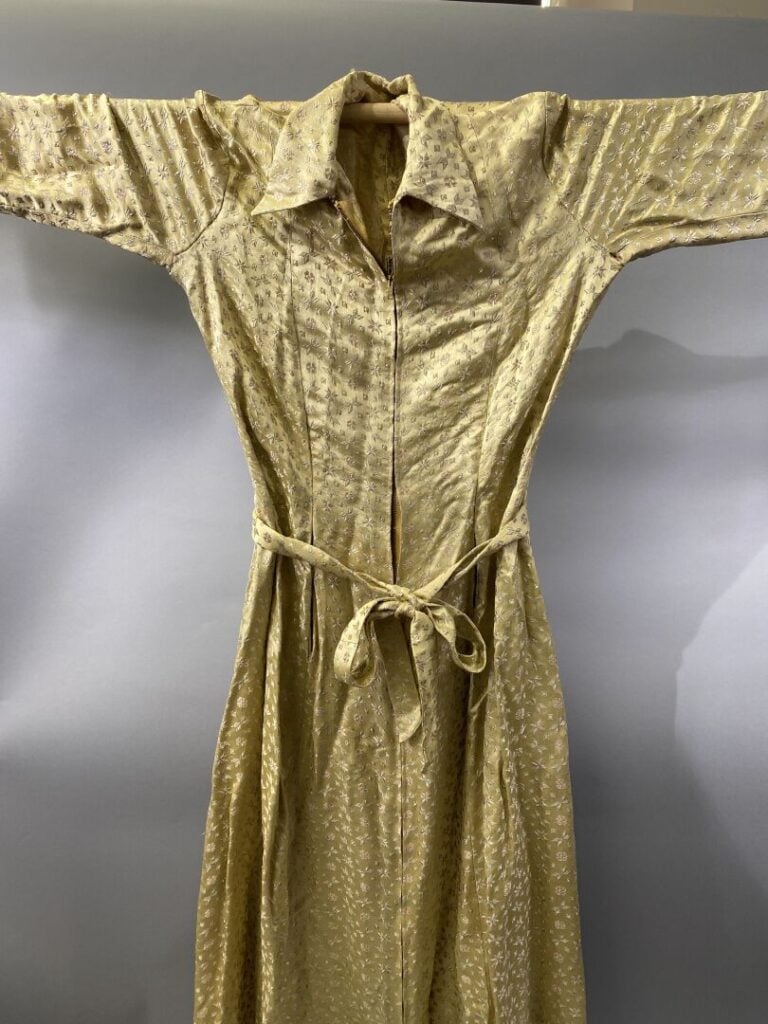Caftan en soie brodée de motifs de fleurs sur fond jaune - Probablement Empire…