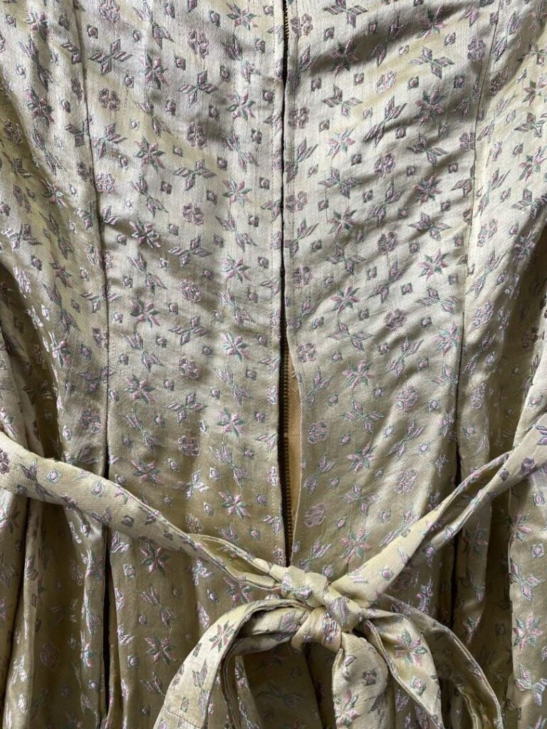 Caftan en soie brodée de motifs de fleurs sur fond jaune - Probablement Empire…