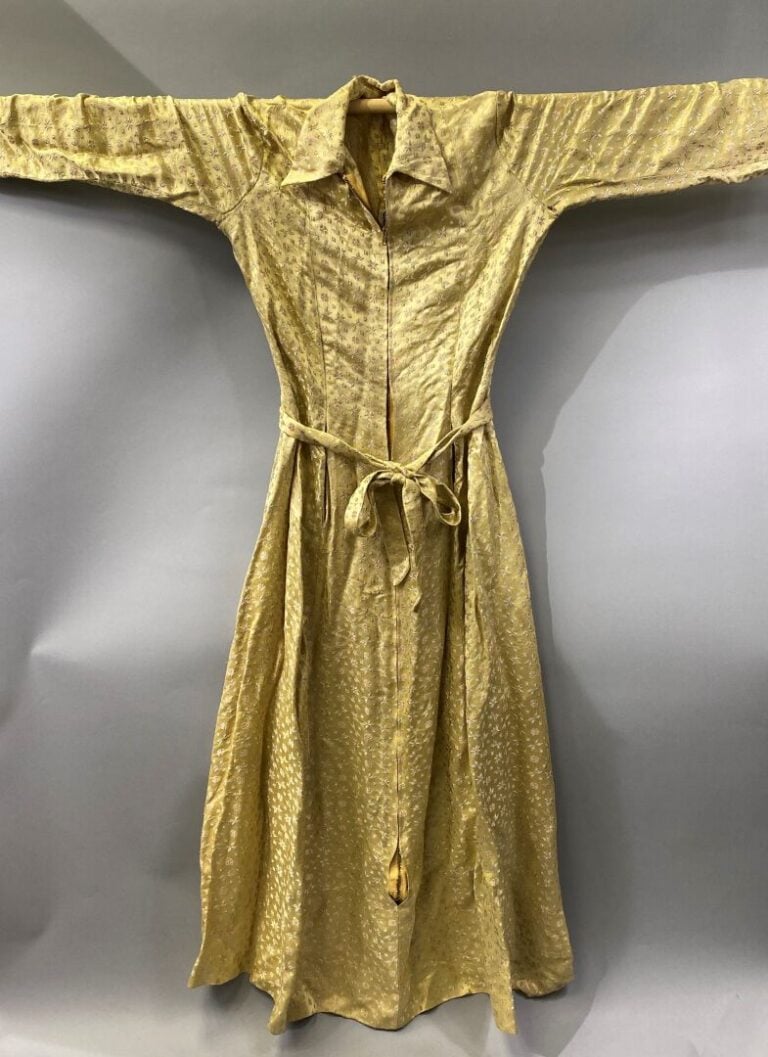 Caftan en soie brodée de motifs de fleurs sur fond jaune - Probablement Empire…