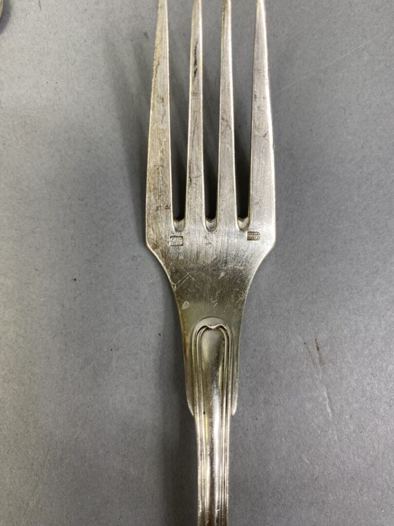 CAILAR-BAYARD - Douze couverts à poisson en métal argenté modèle filet coquille…