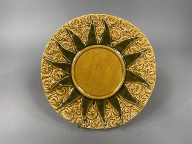 CALDAS, Portugal - Assiette en céramique vernissée dans les tons jaune et vert…