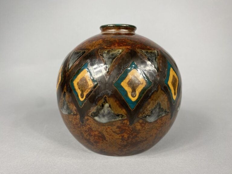 Camille THARAUD (1878-1956) à Limoges - Vase boule en porcelaine émaillée dans…