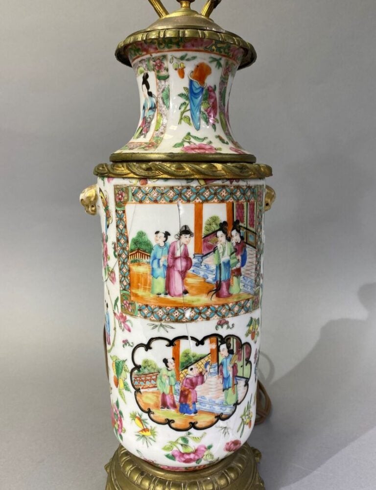 Canton - Pied de lampe en porcelaine à décor polychrome de scènes animées de pe…