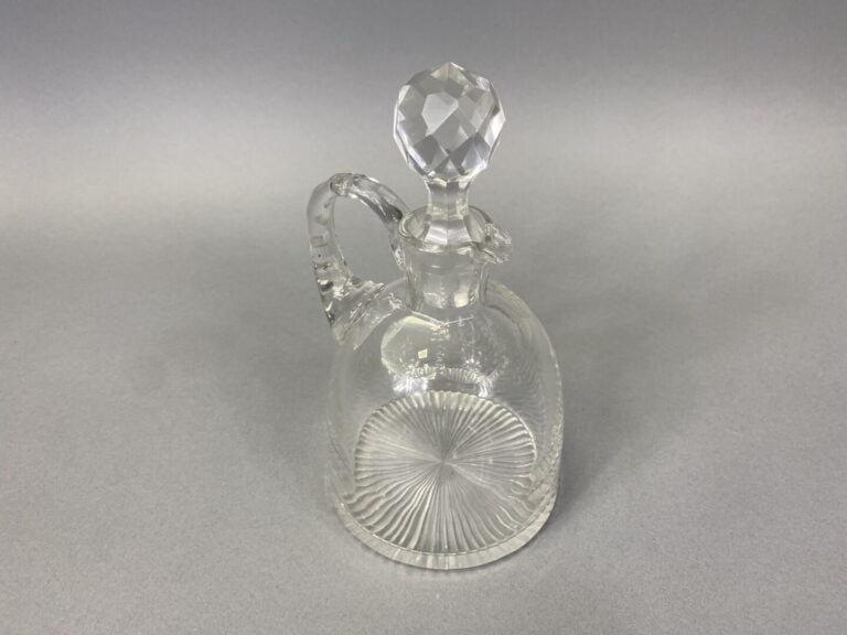 Carafon à anse et son bouchon en cristal taillé - H : 18 cm