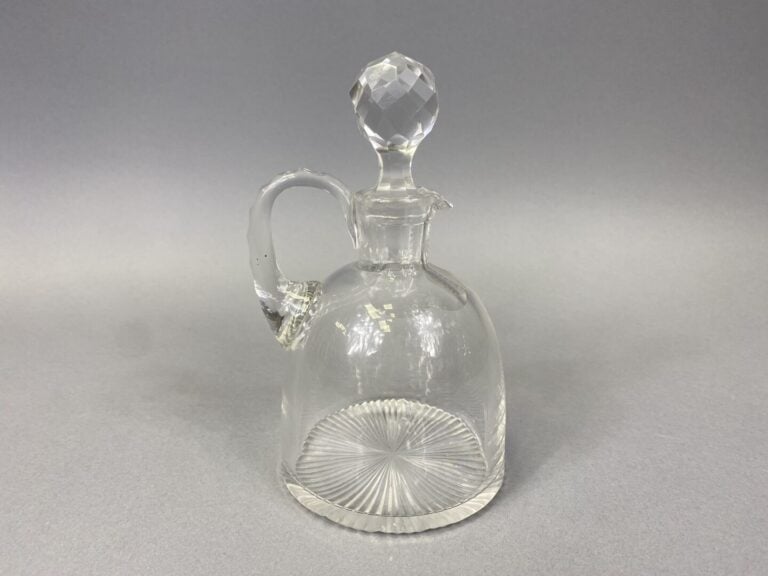 Carafon à anse et son bouchon en cristal taillé - H : 18 cm