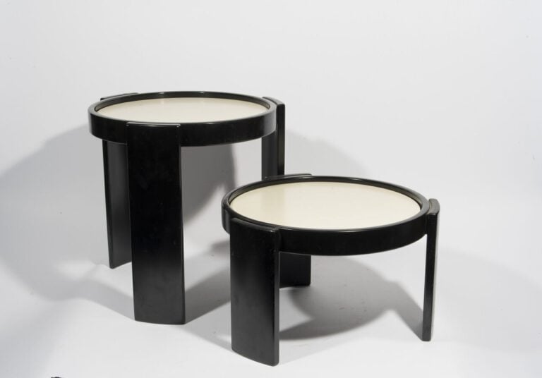 Cassina 4 Tables basses gigognes laquées noires, modèle 780. H : 40 cm Diam : 4…