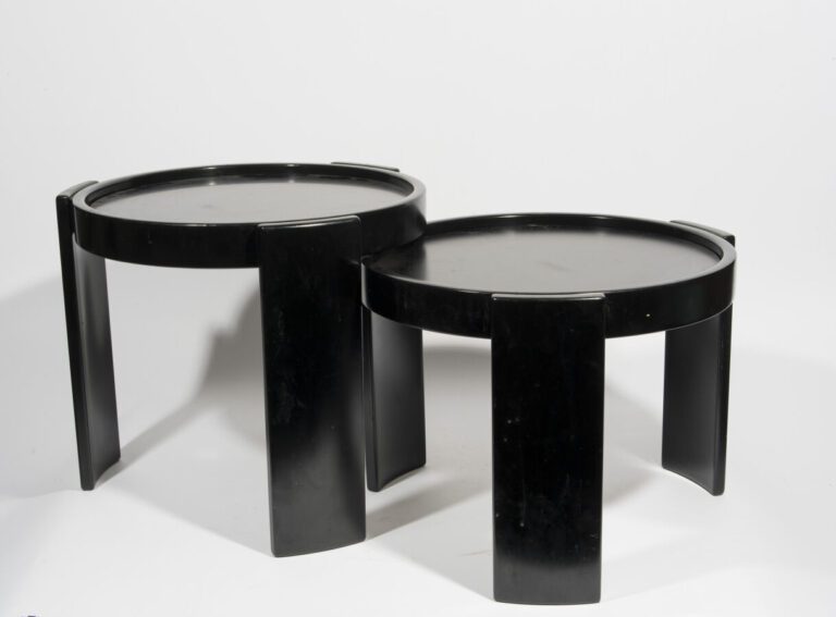 Cassina 4 Tables basses gigognes laquées noires, modèle 780. H : 40 cm Diam : 4…